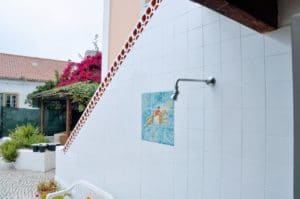 Painel de azulejos exterior e duche, RC, jardim, Santiago Residence